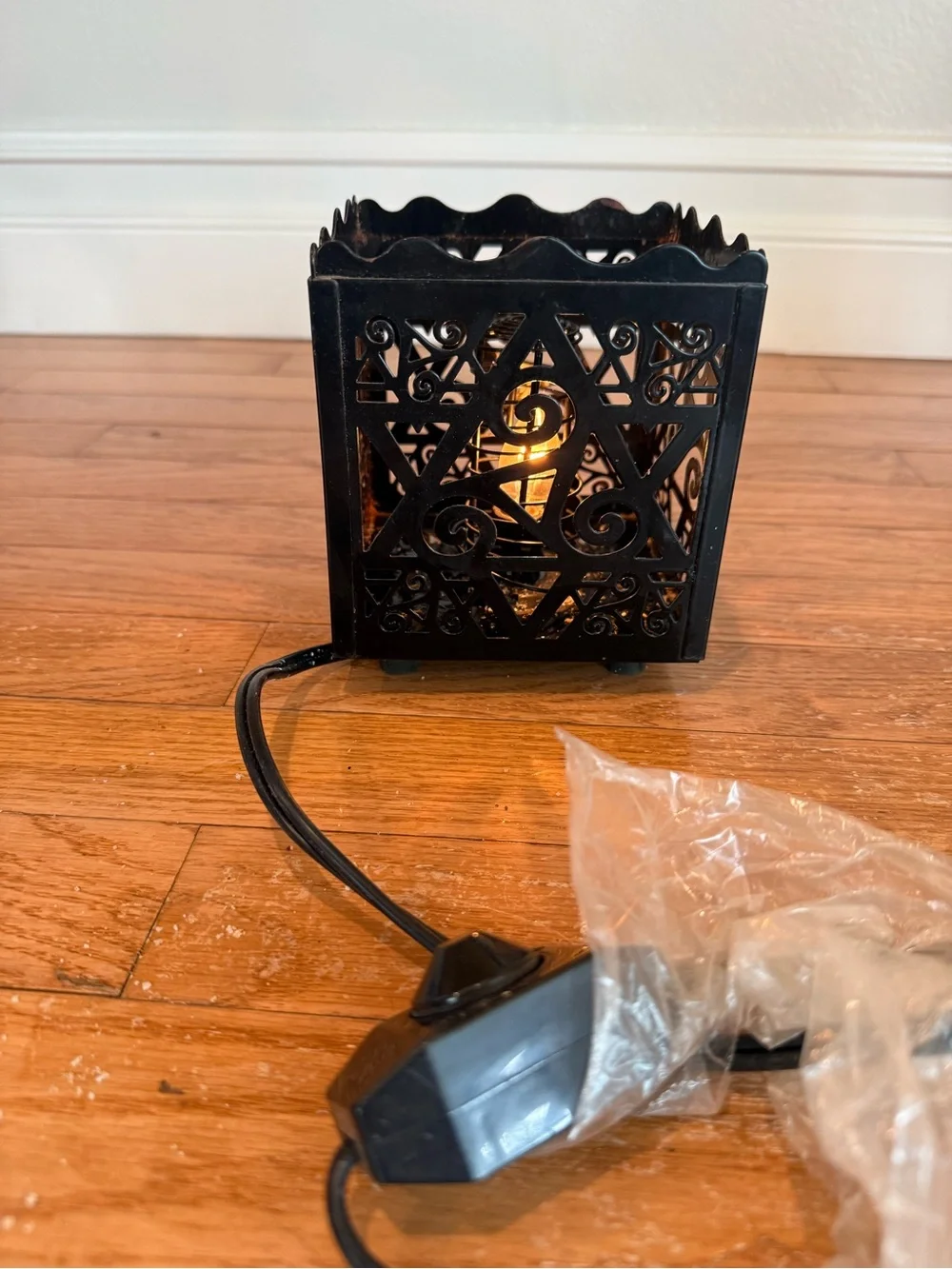 Pink Himalayan Sea Salt Rock Diffuser Metal Lamp-Triskele Design - Tested/Works